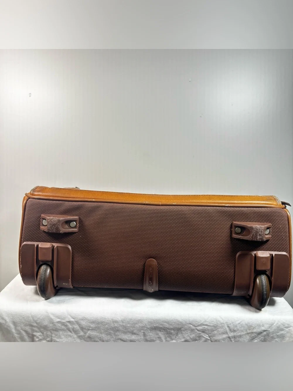 Solo New York Walker Brown Camel Leather Briefcase Laptop Rolling Travel B